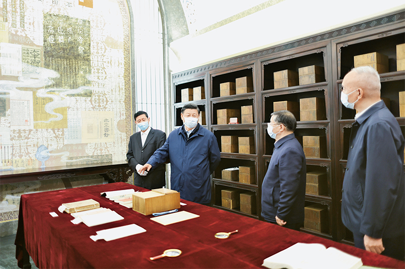 2023年6月2日，中共中央總書記、國家主席、中央軍委主席習近平在北京出席文化傳承發展座談會并發表重要講話。這是座談會前，習近平1日下午在中國國家版本館考察時，在蘭臺洞庫了解館藏精品版本保存情況。 新華社記者 鞠鵬/攝